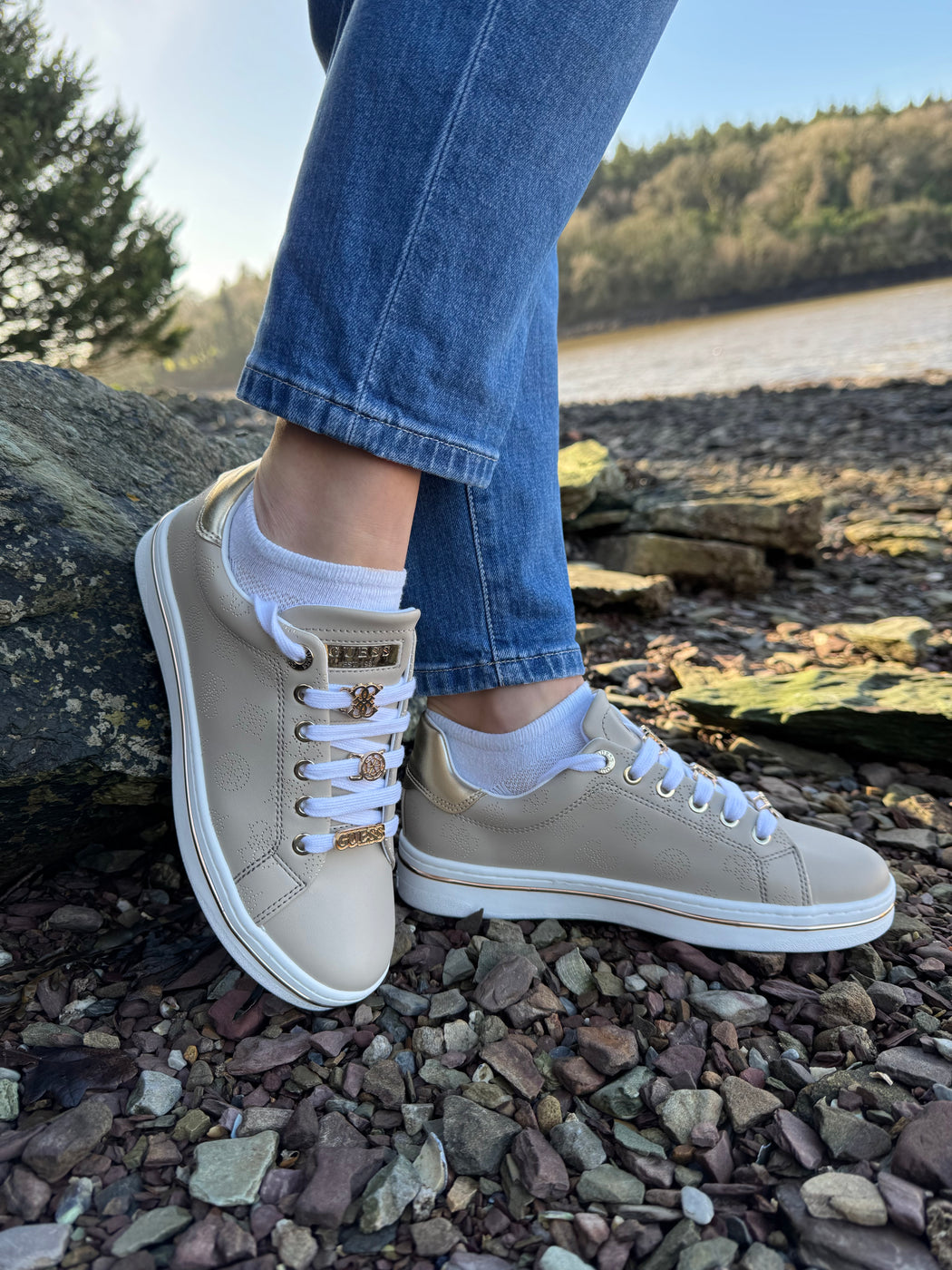 FLPSTAFAL12 Guess Beige/Gold Sneaker.