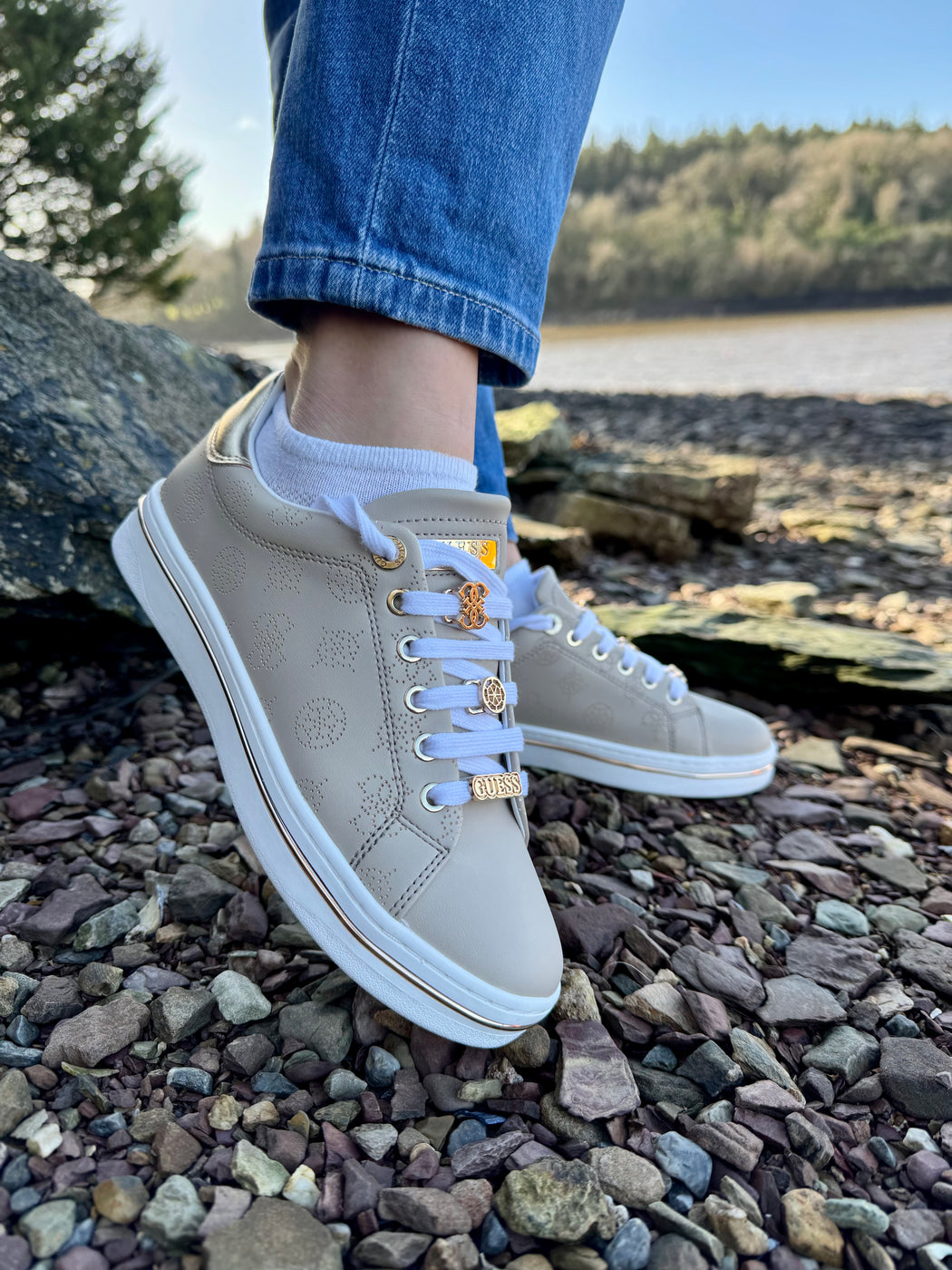 FLPSTAFAL12 Guess Beige/Gold Sneaker.