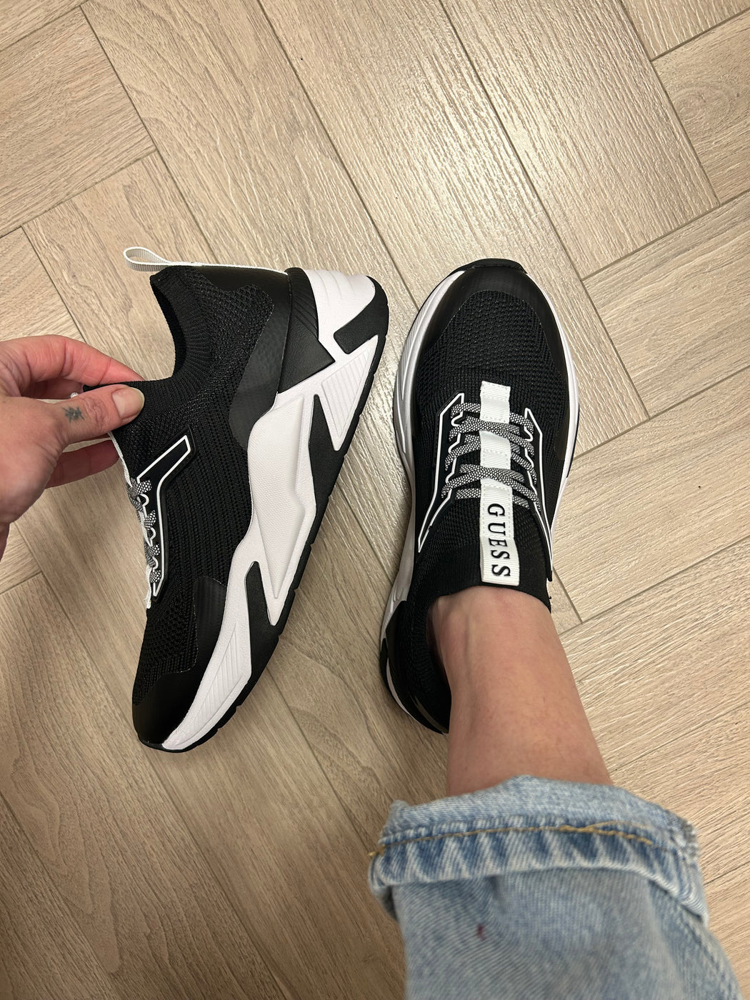 Guess black/white trainer FLPGAXFAB12