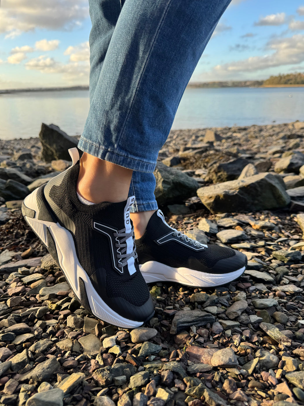 Guess black/white trainer FLPGAXFAB12