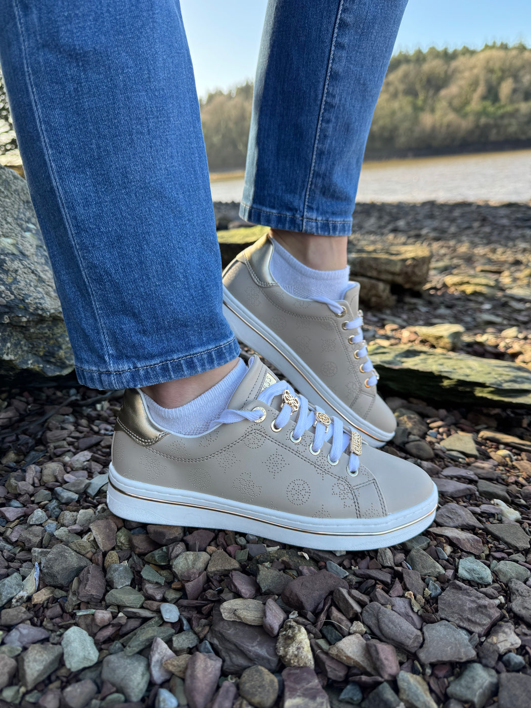 FLPSTAFAL12 Guess Beige/Gold Sneaker.