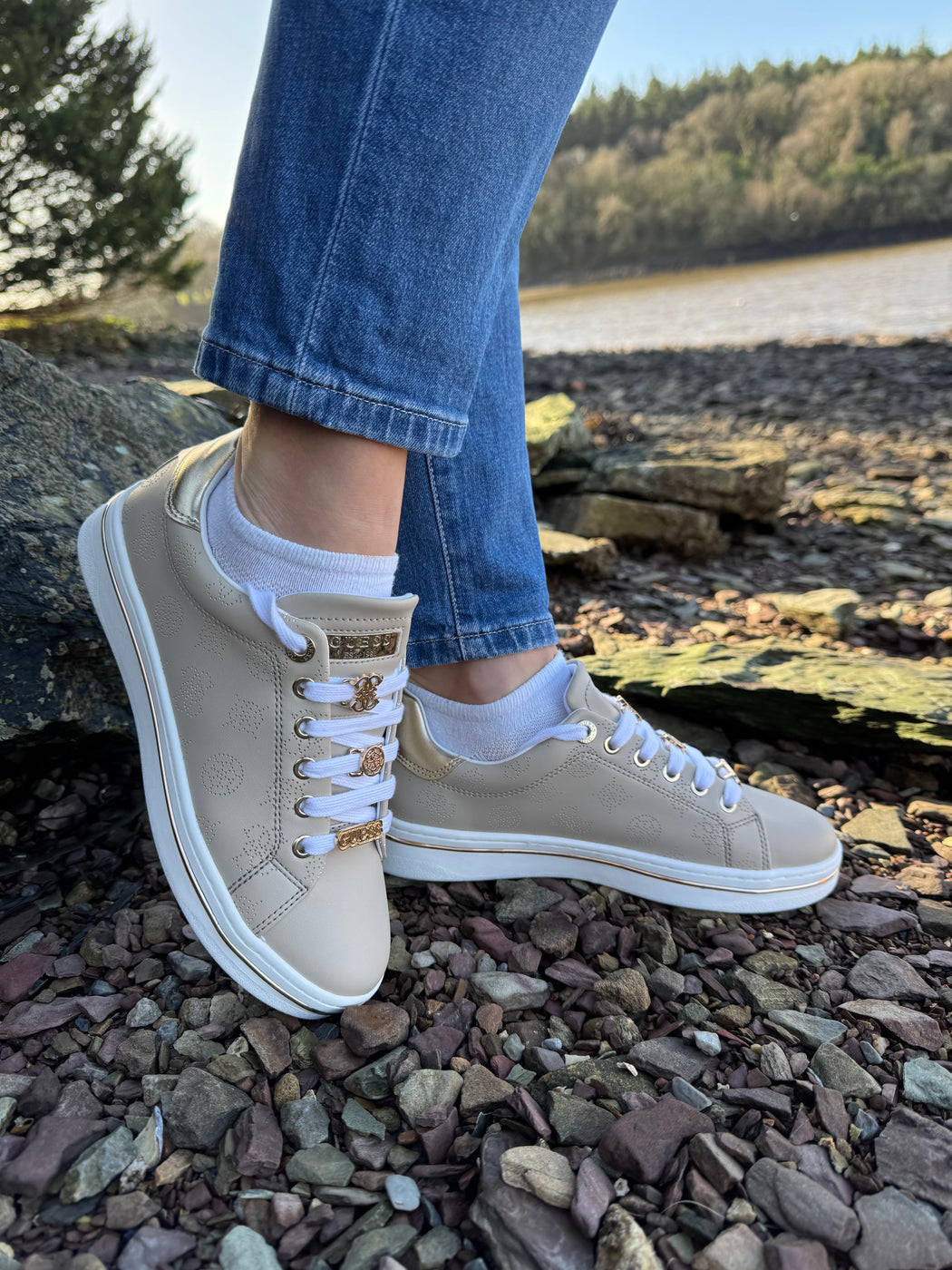 FLPSTAFAL12 Guess Beige/Gold Sneaker.