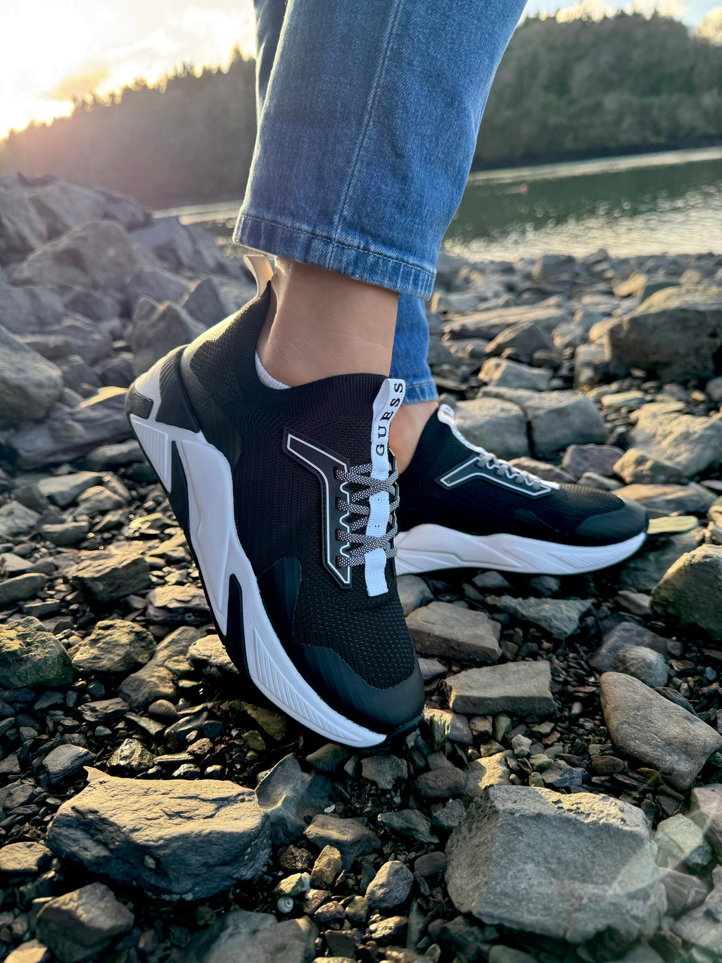 Guess black/white trainer FLPGAXFAB12