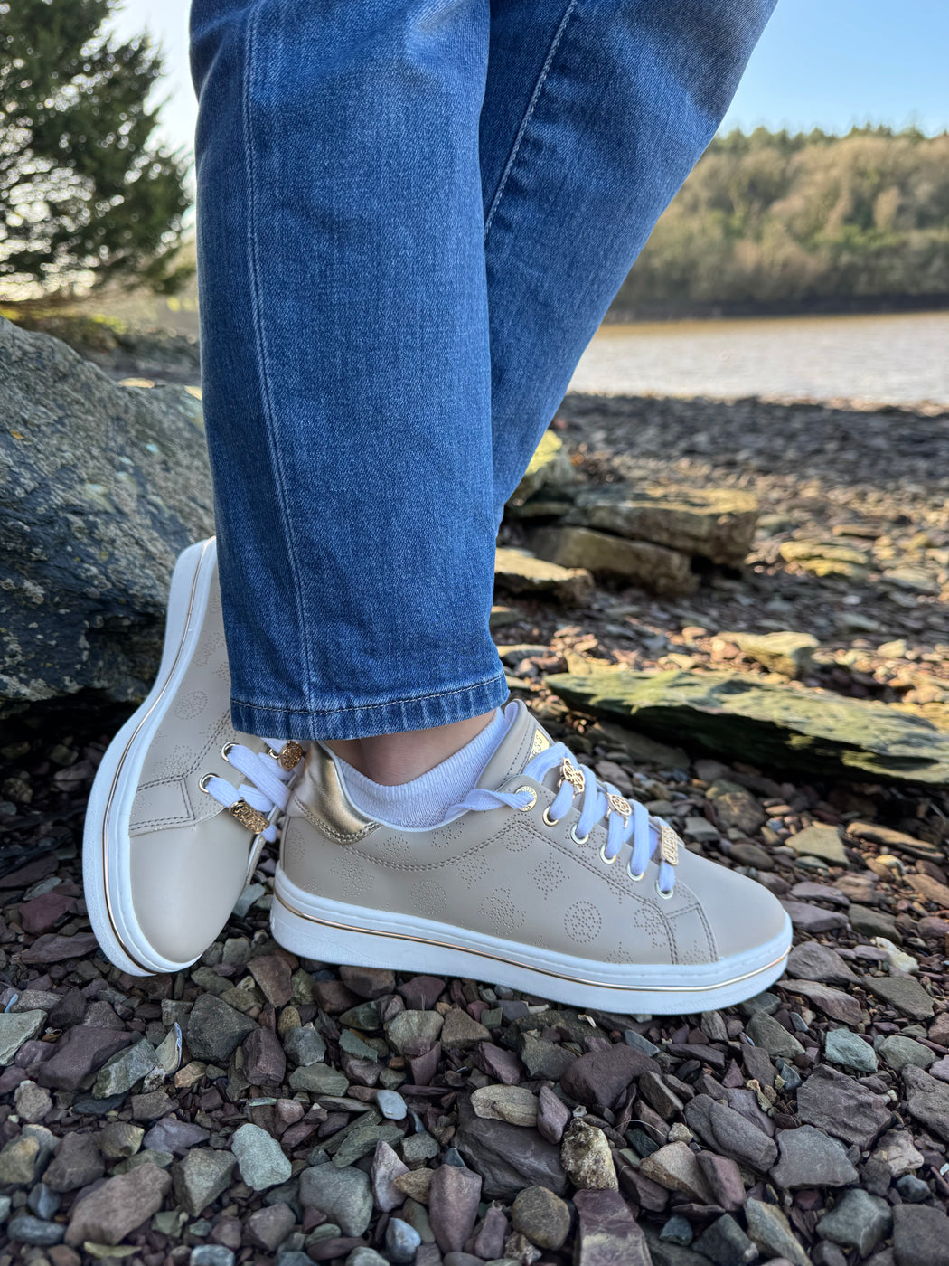 FLPSTAFAL12 Guess Beige/Gold Sneaker.