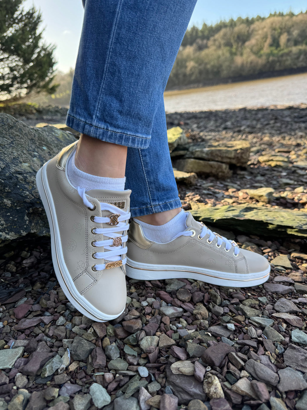 FLPSTAFAL12 Guess Beige/Gold Sneaker.