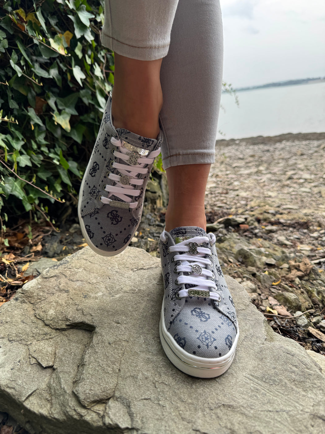 Guess navy silver logo sneaker flytss2fal12