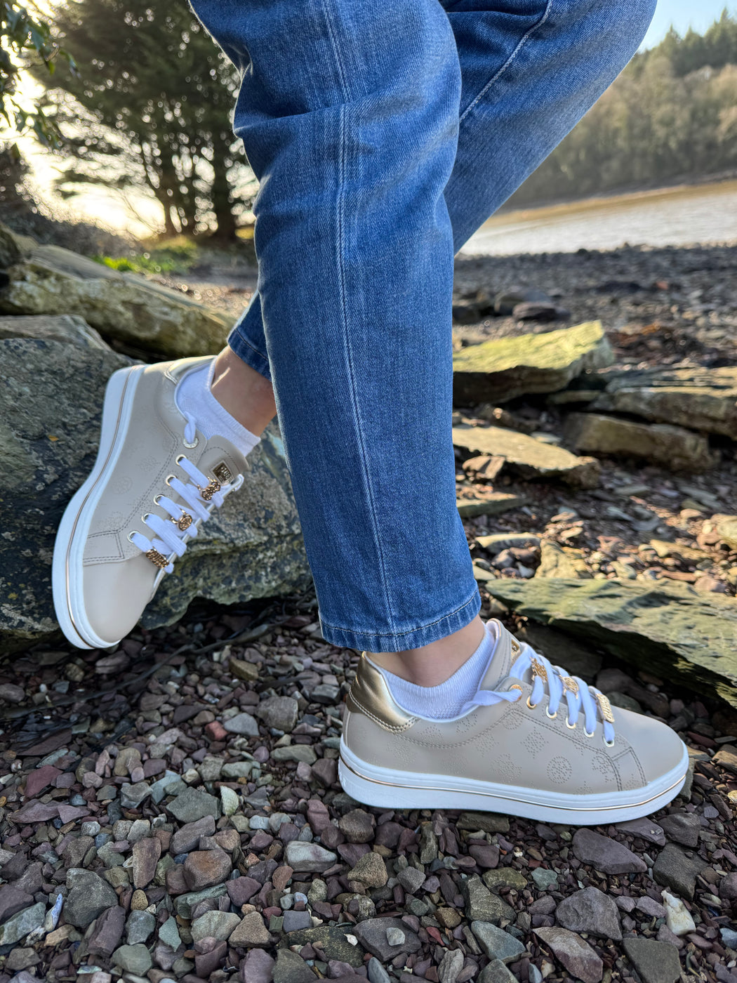FLPSTAFAL12 Guess Beige/Gold Sneaker.