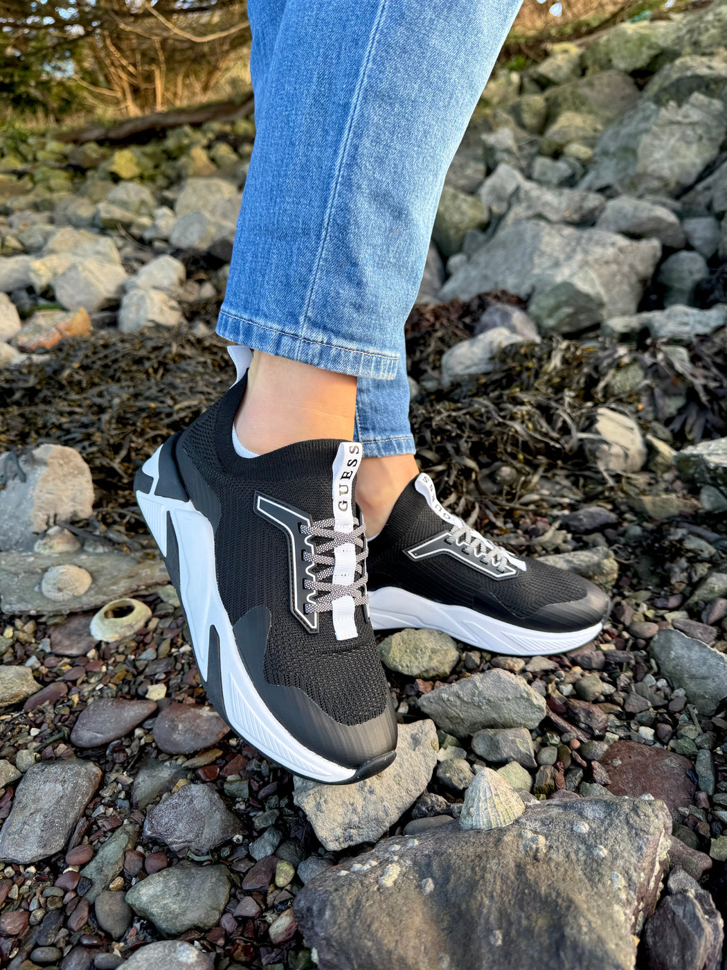 Guess black/white trainer FLPGAXFAB12