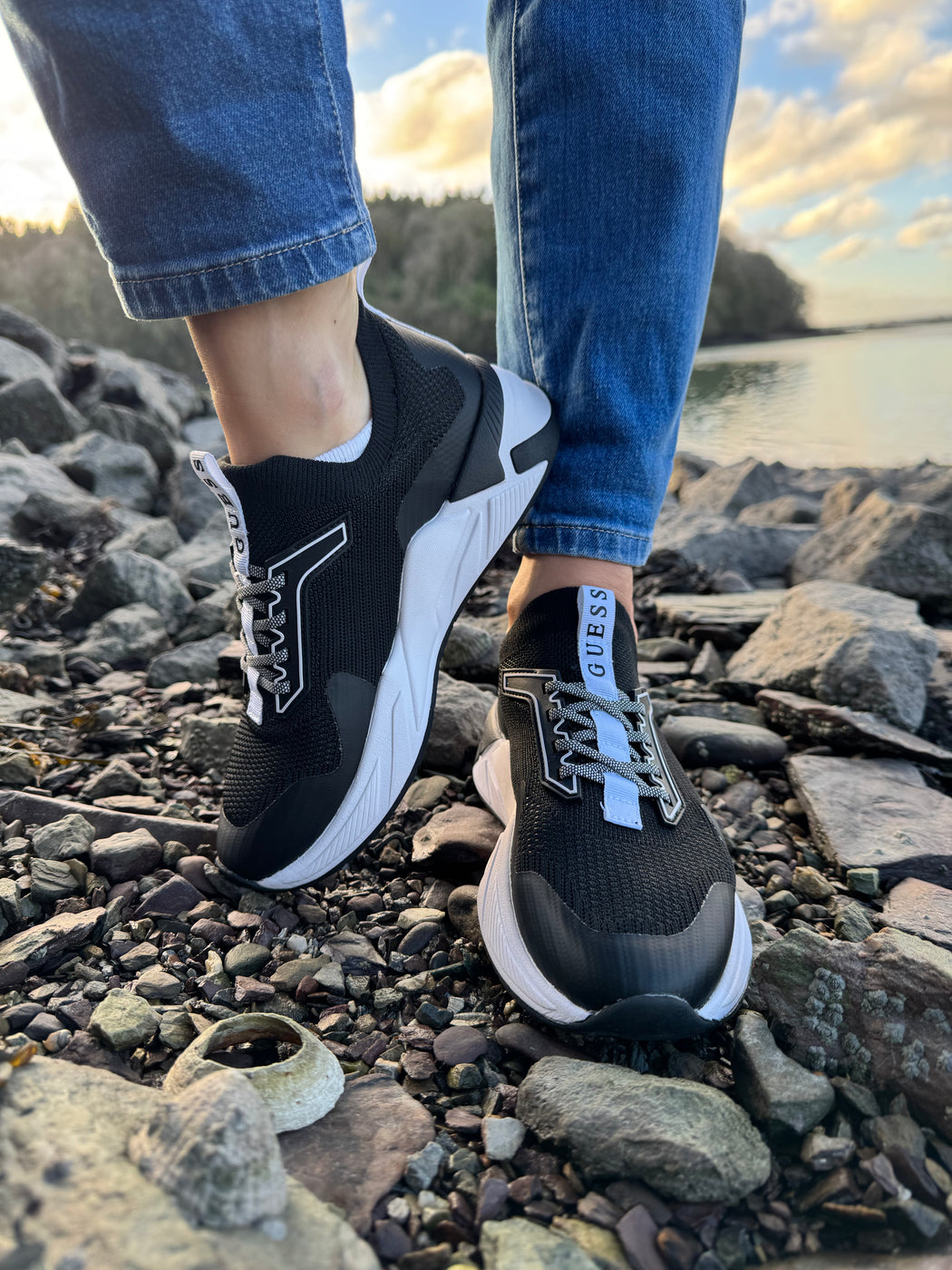 Guess black/white trainer FLPGAXFAB12