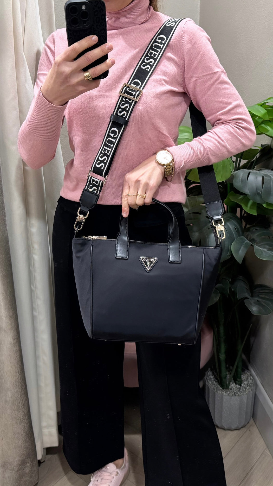 Guess Follie Travel Bag. Black. NN9676019.