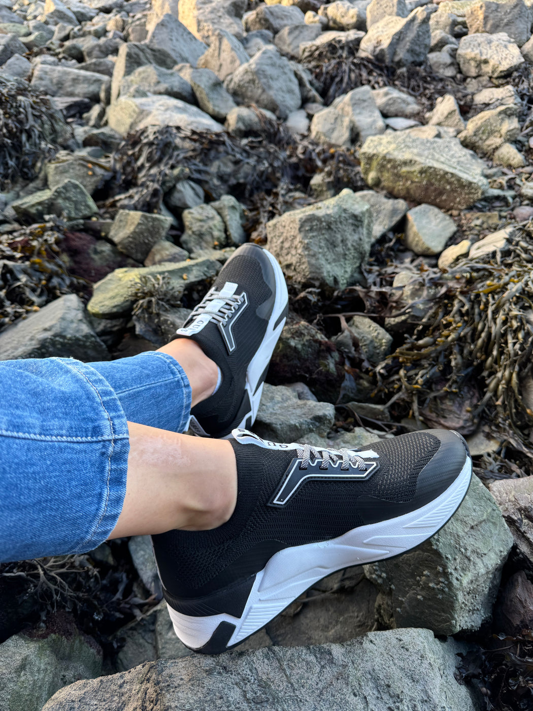 Guess black/white trainer FLPGAXFAB12