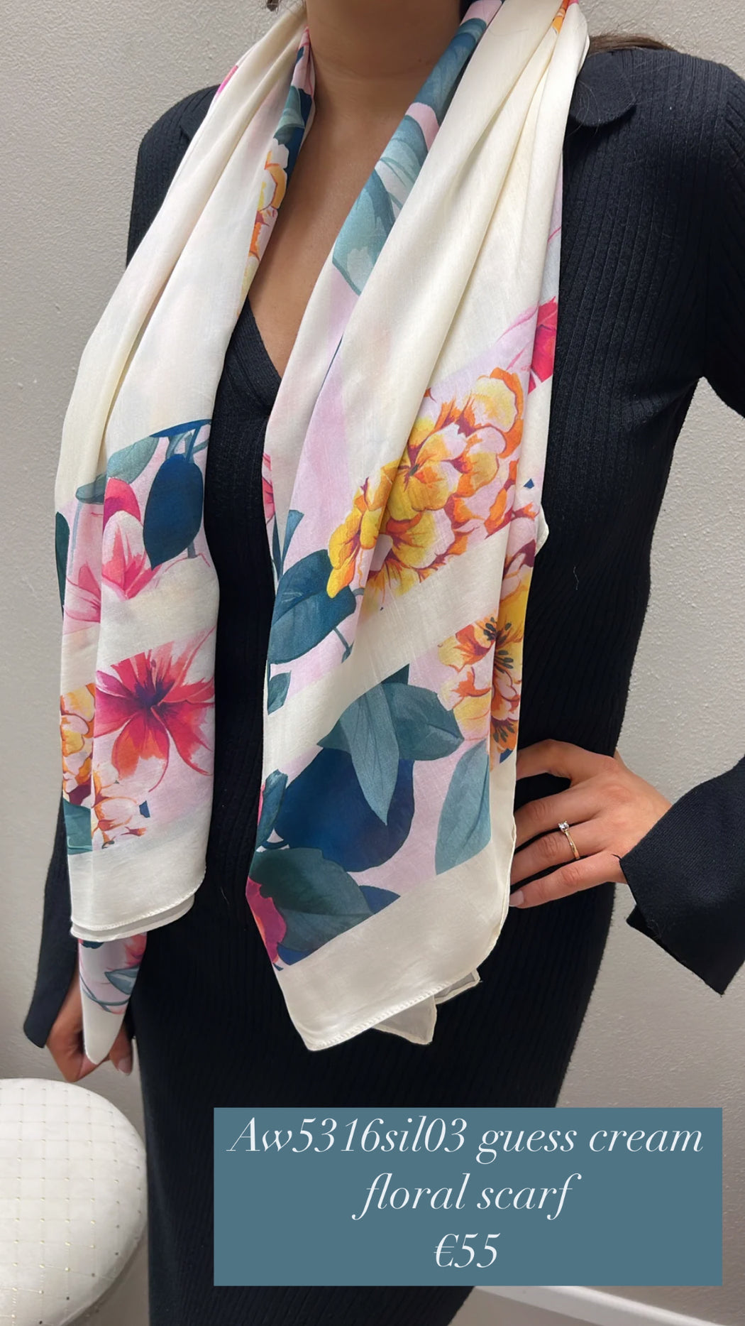 Aw5316sil03 guess cream floral scarf