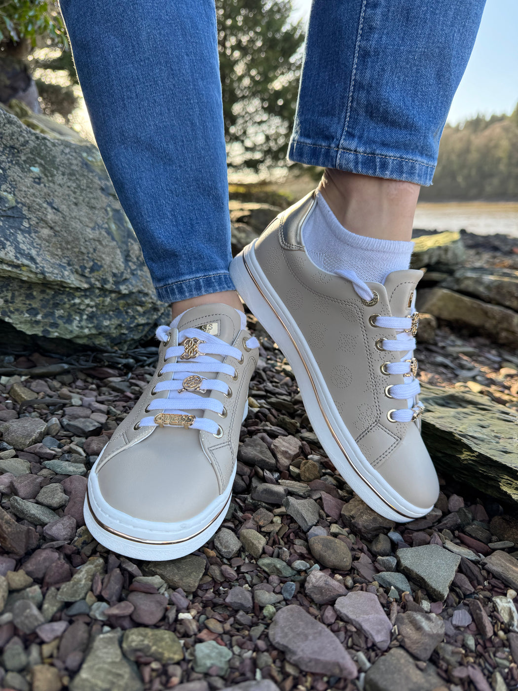 FLPSTAFAL12 Guess Beige/Gold Sneaker.