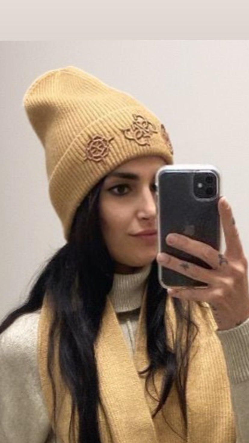 AW5177POL01 Guess beige beanie