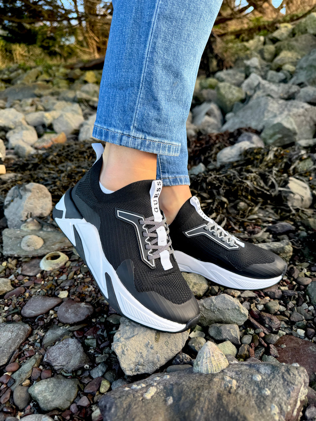 Guess black/white trainer FLPGAXFAB12