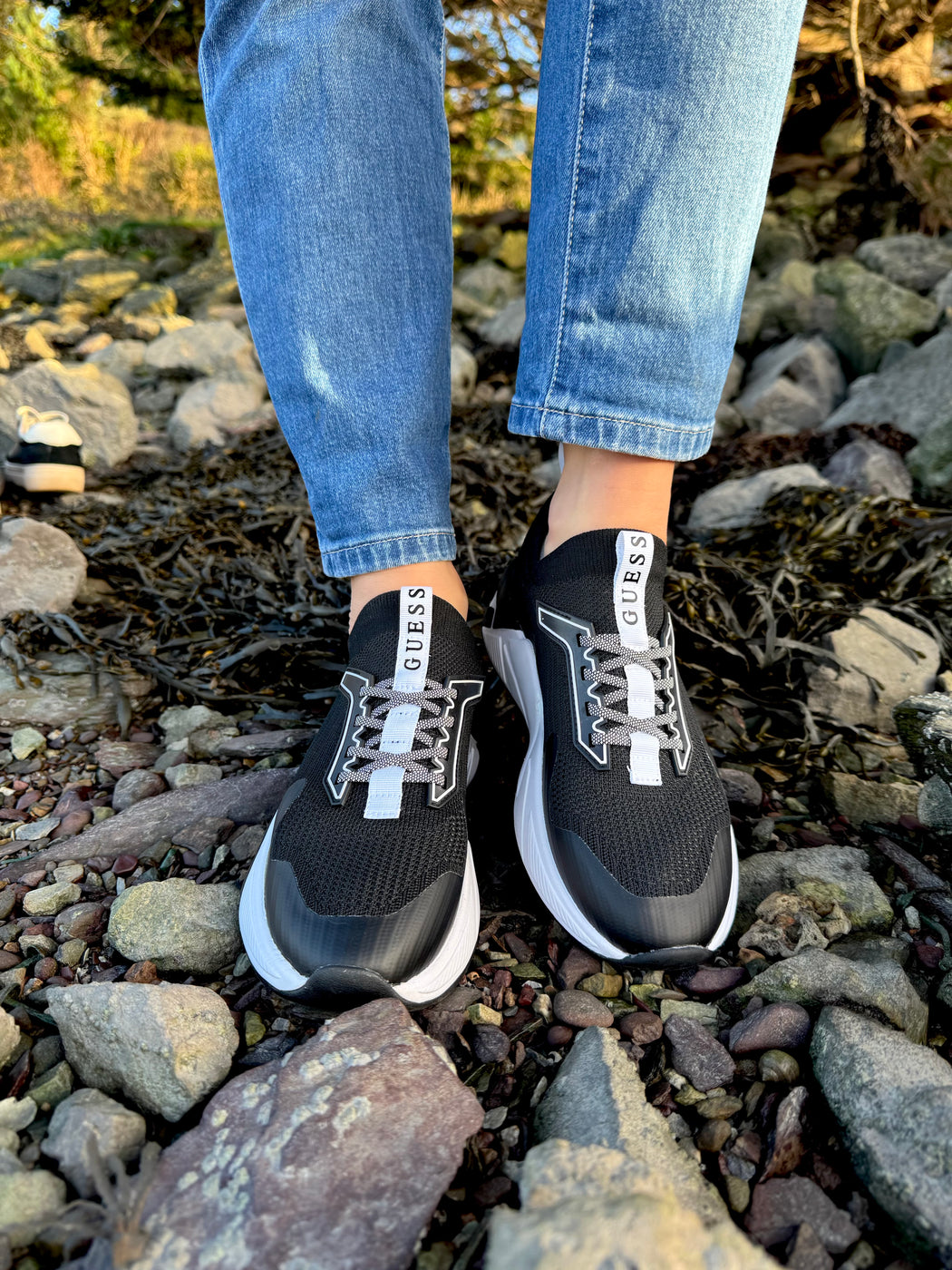 Guess black/white trainer FLPGAXFAB12