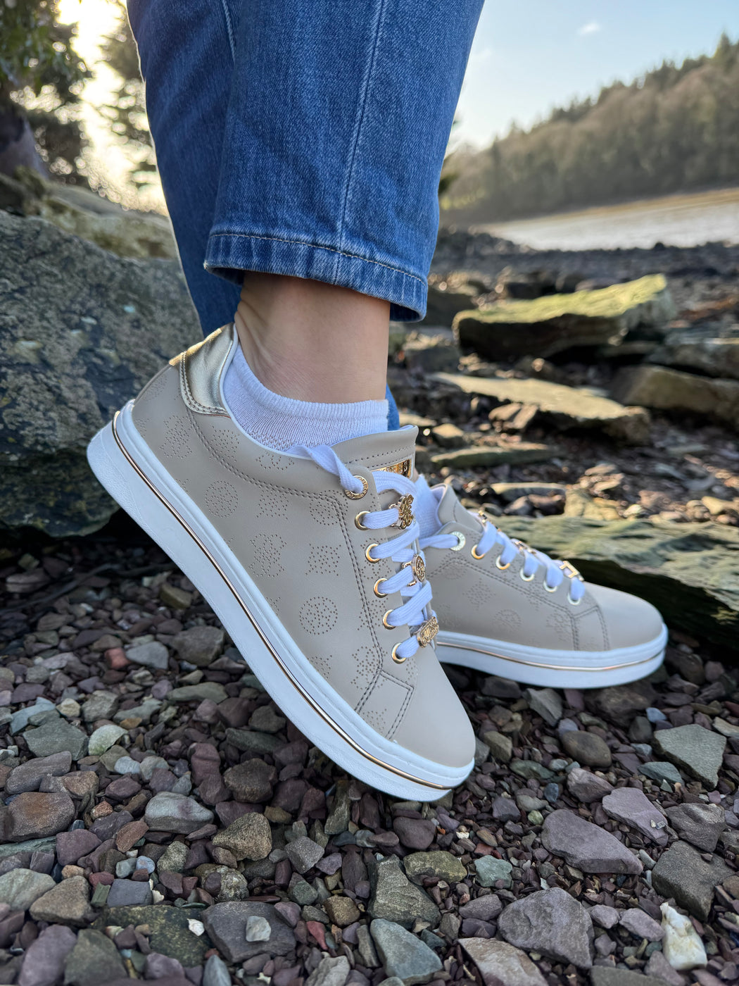 FLPSTAFAL12 Guess Beige/Gold Sneaker.