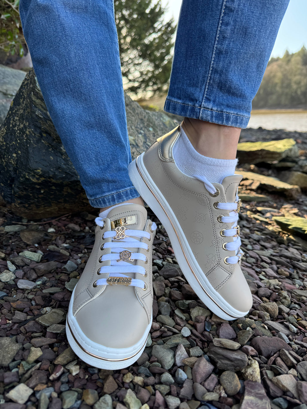 FLPSTAFAL12 Guess Beige/Gold Sneaker.