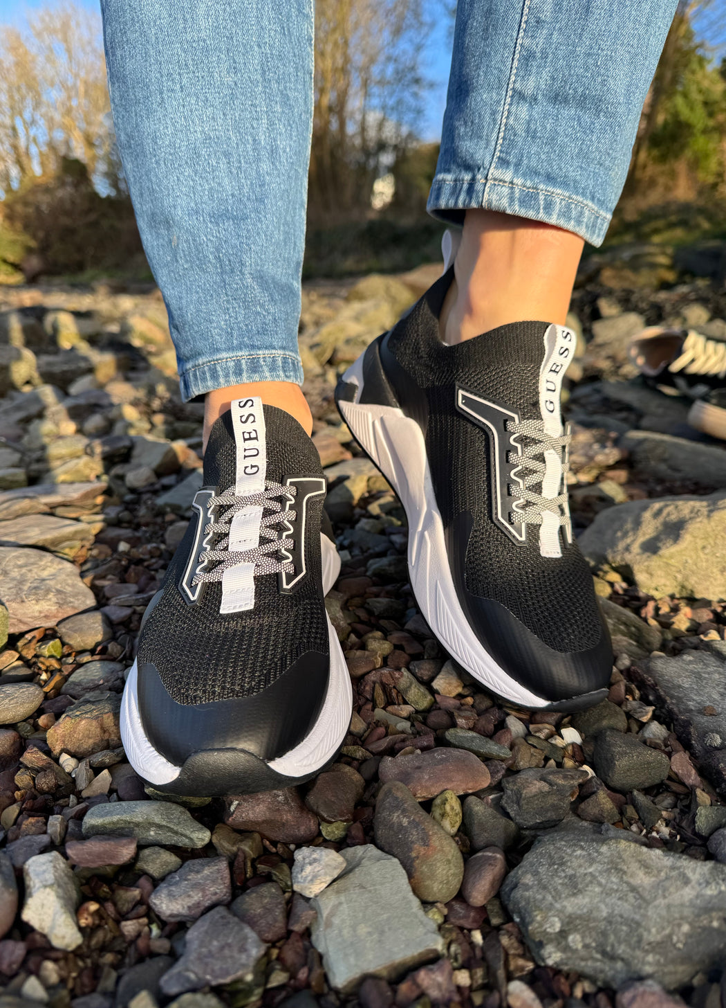 Guess black/white trainer FLPGAXFAB12
