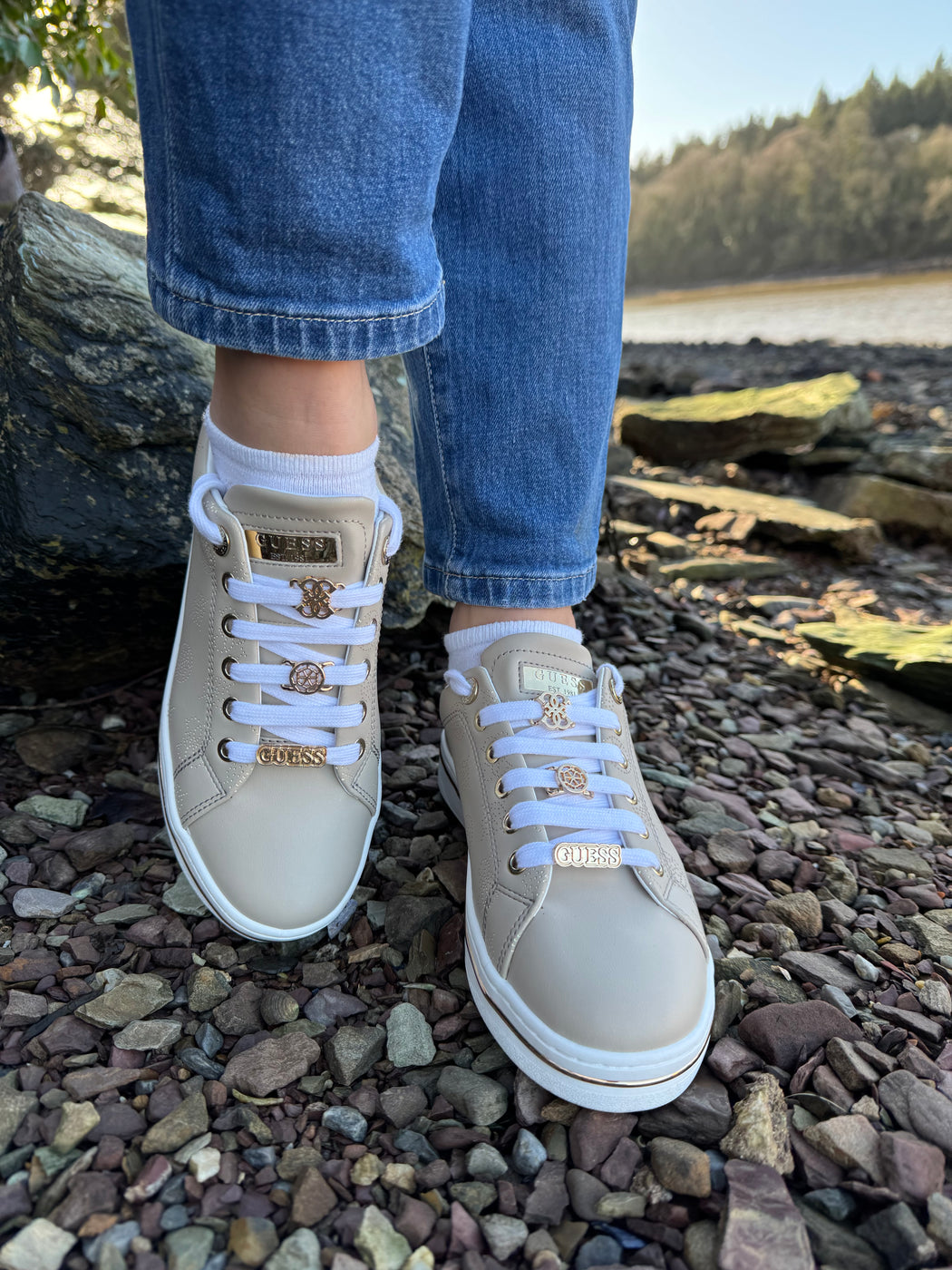 FLPSTAFAL12 Guess Beige/Gold Sneaker.