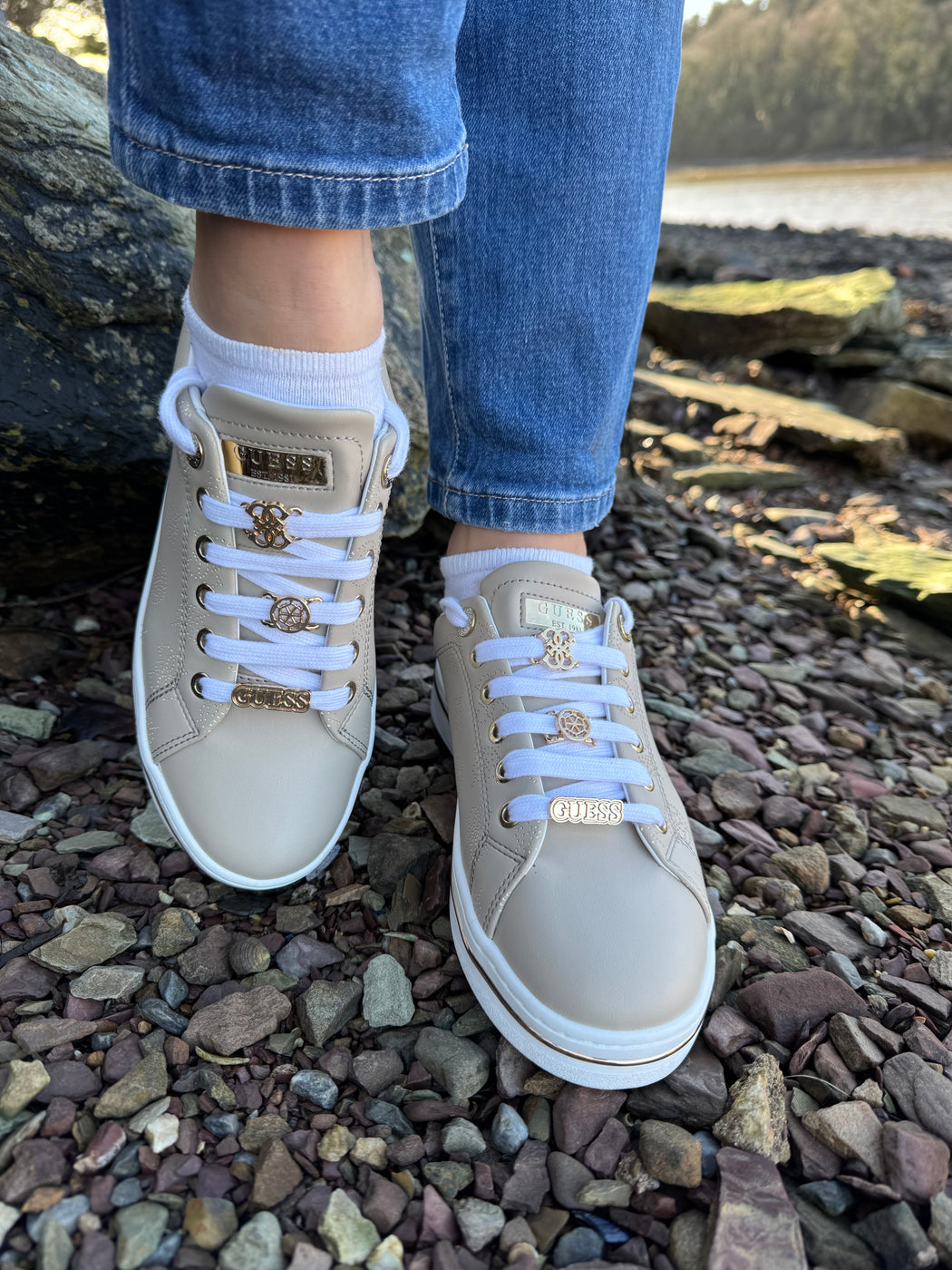 FLPSTAFAL12 Guess Beige/Gold Sneaker.