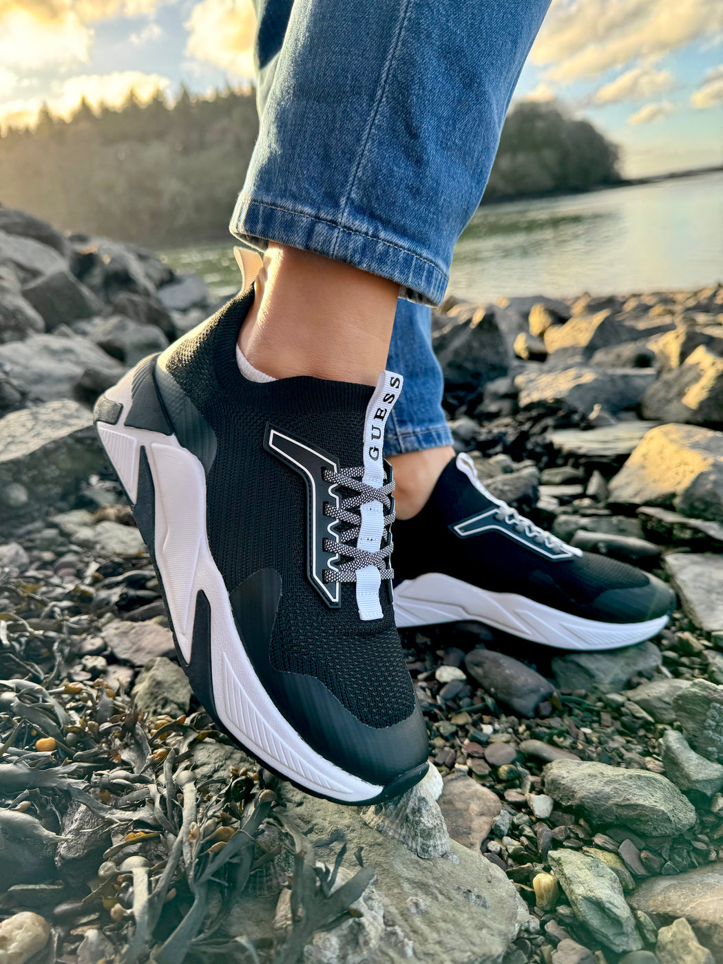 Guess black/white trainer FLPGAXFAB12