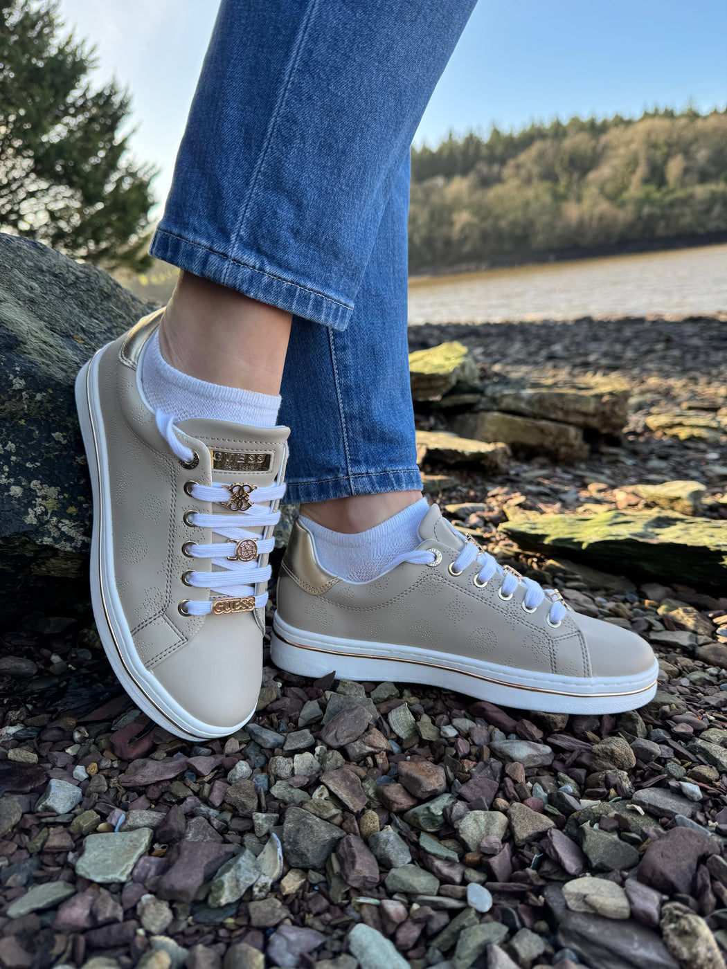 FLPSTAFAL12 Guess Beige/Gold Sneaker.