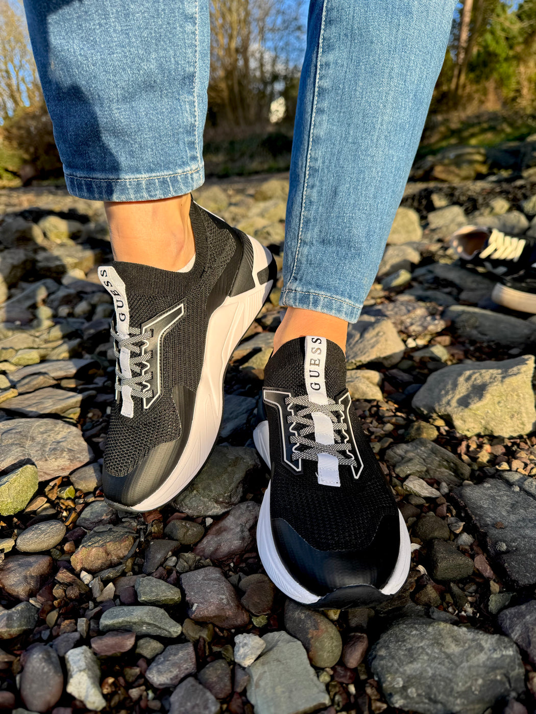 Guess black/white trainer FLPGAXFAB12