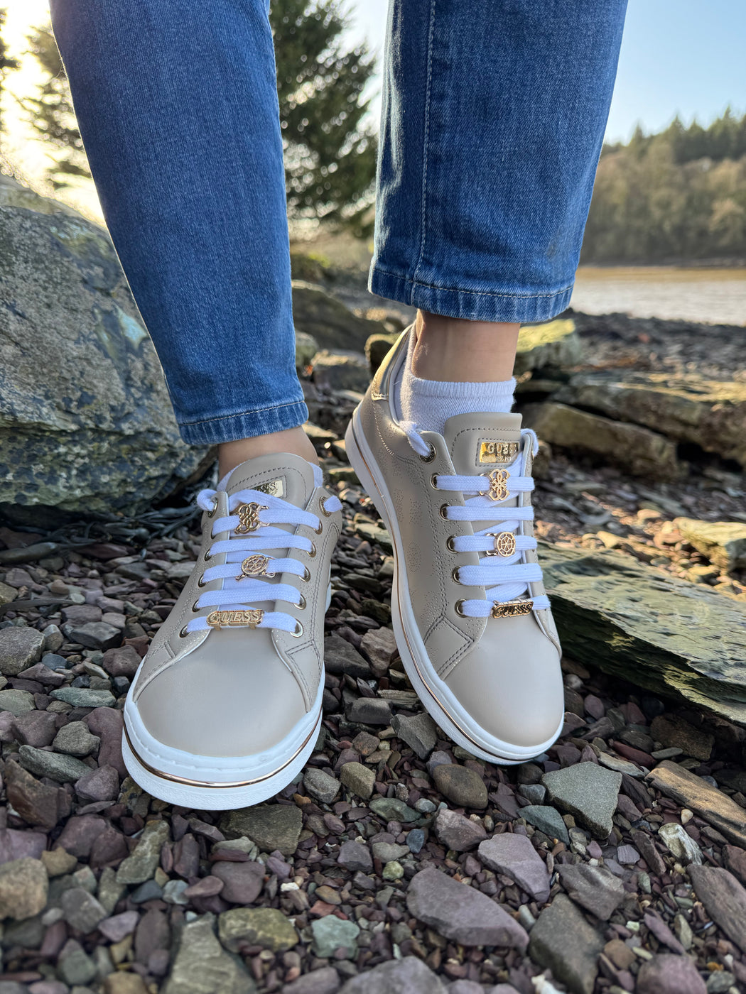 FLPSTAFAL12 Guess Beige/Gold Sneaker.