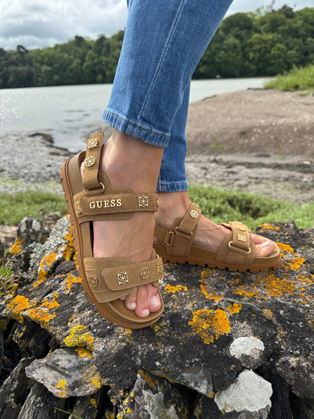 Guess tan suede logo sandals flpflpesu03