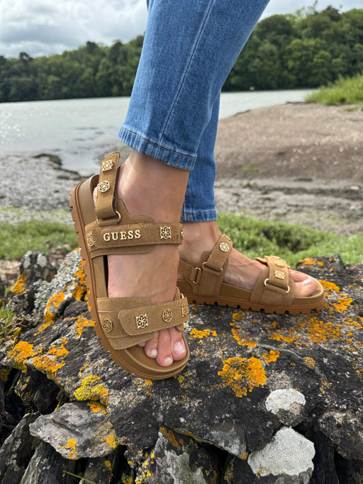Guess tan suede logo sandals flpflpesu03