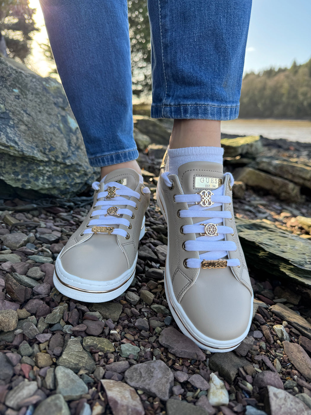 FLPSTAFAL12 Guess Beige/Gold Sneaker.