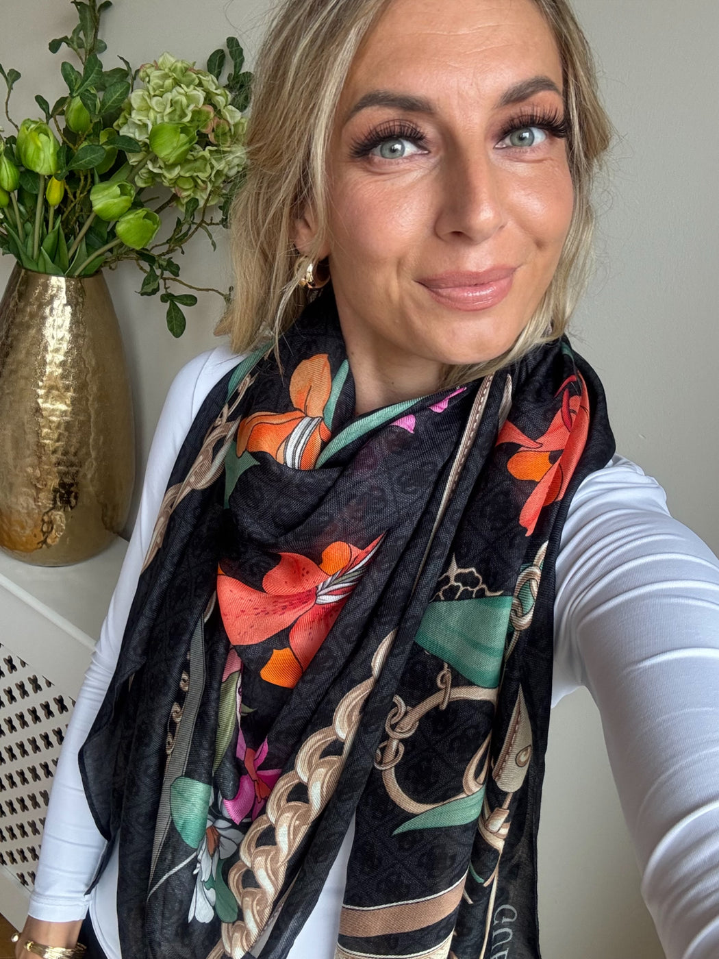 Guess black 4G logo floral kefiah shawl aw5346POL03-BLA