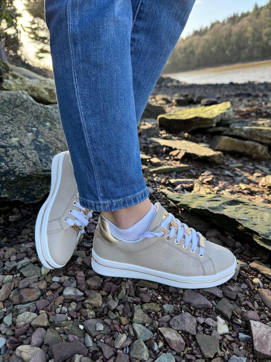 FLPSTAFAL12 Guess Beige/Gold Sneaker.