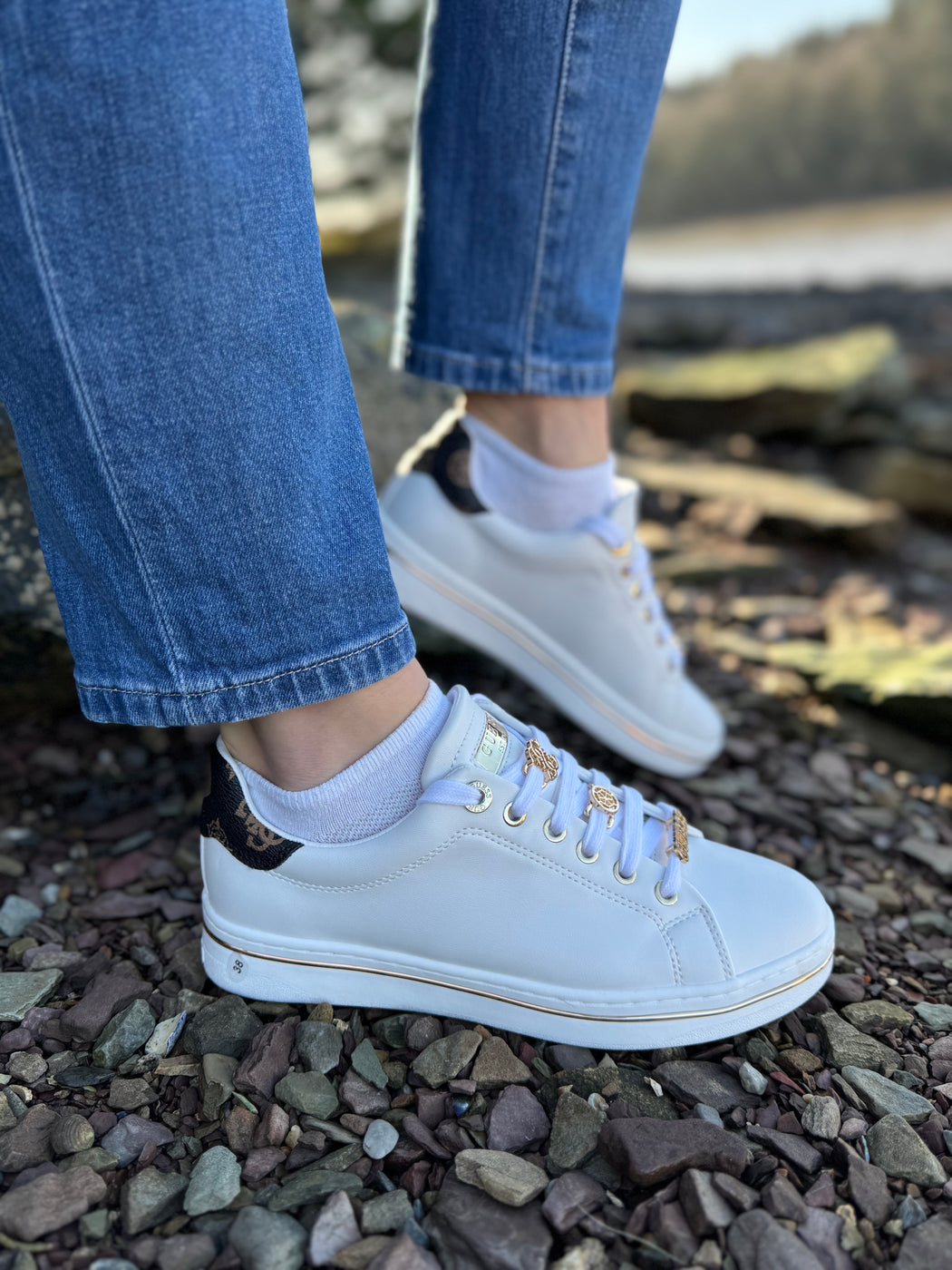 FLPSTAELE12 Guess white/Gold Sneaker