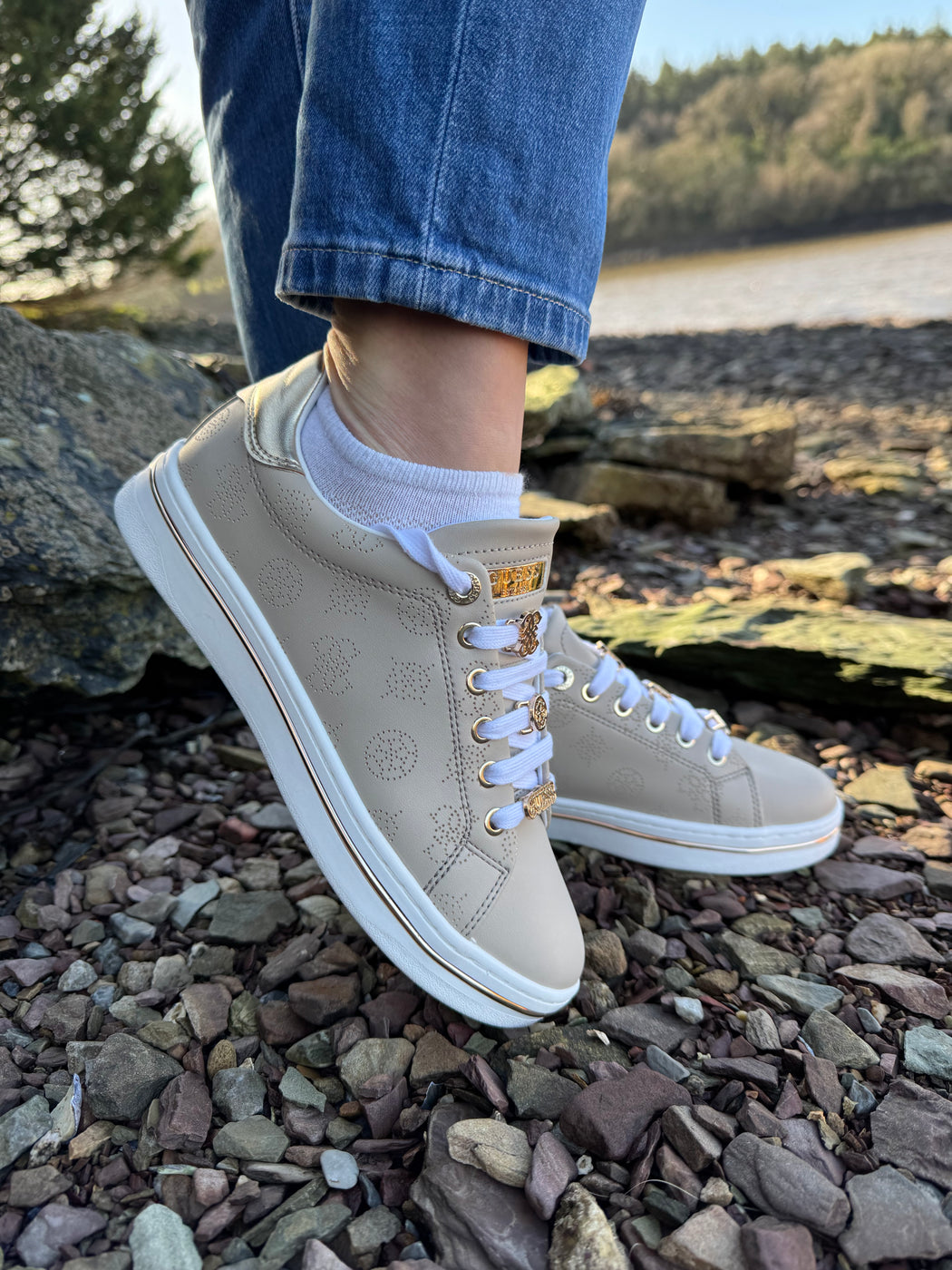 FLPSTAFAL12 Guess Beige/Gold Sneaker.