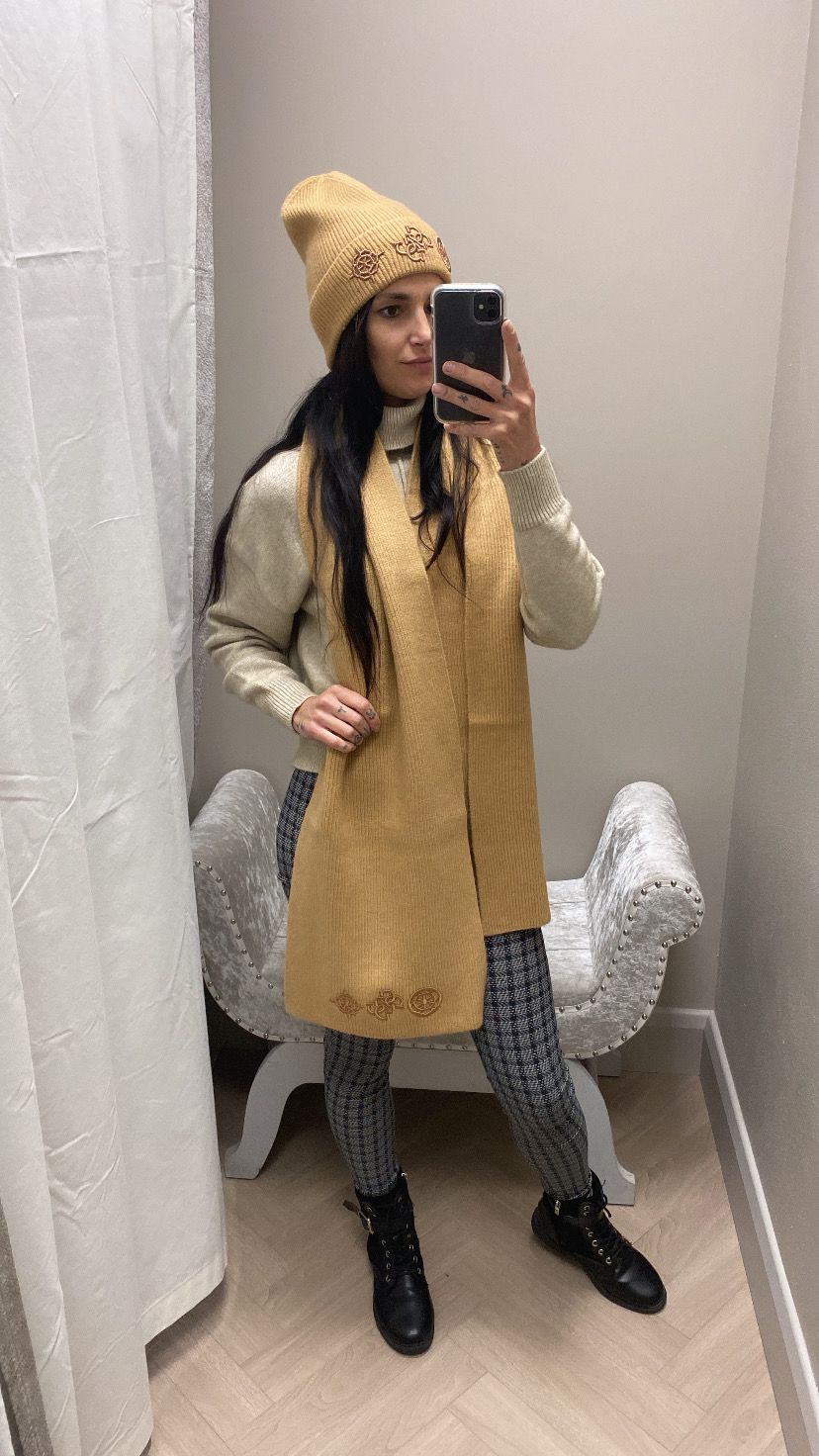 AW5177POL01 Guess beige beanie