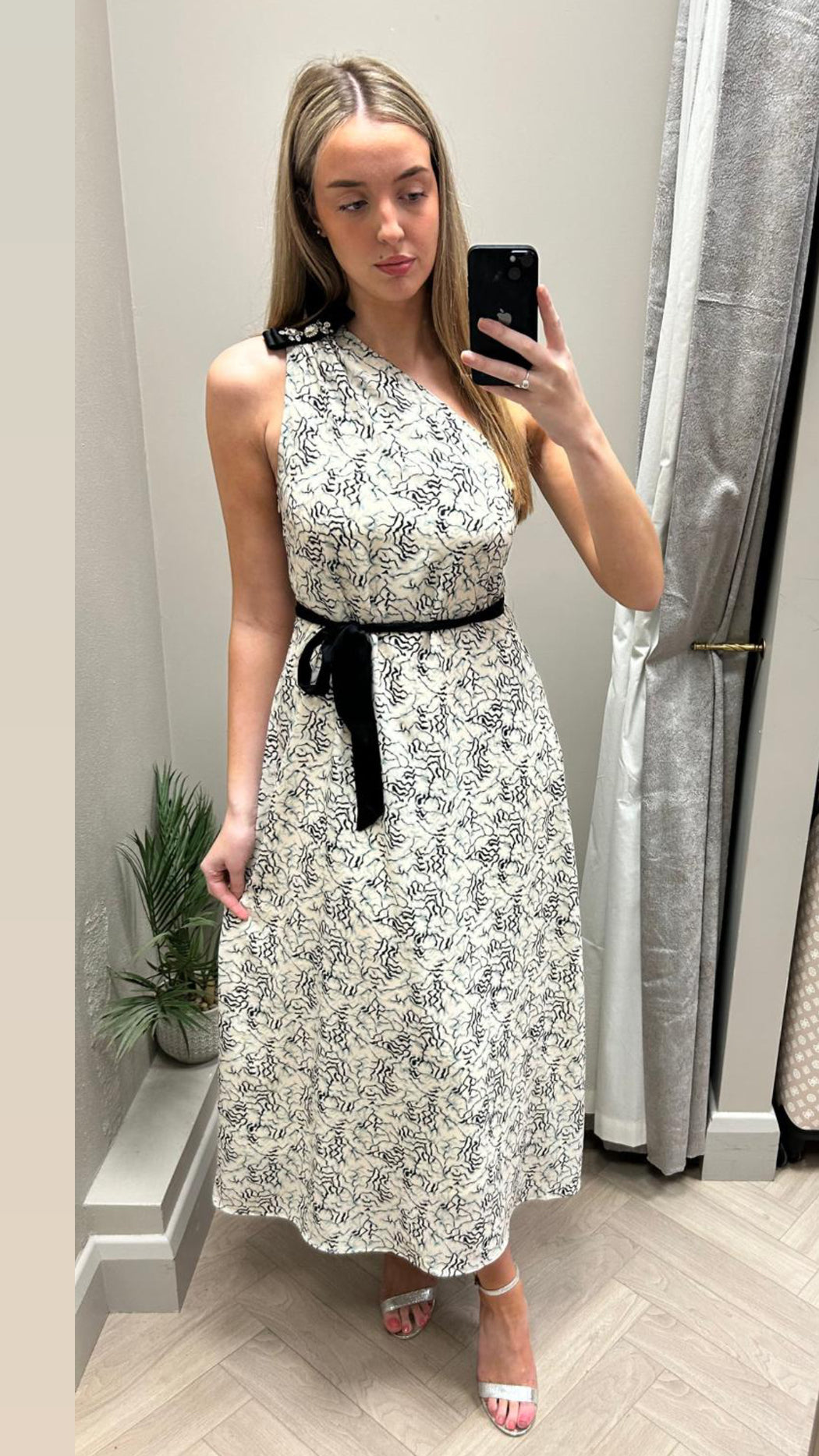 Kream beige black one shoulder dress