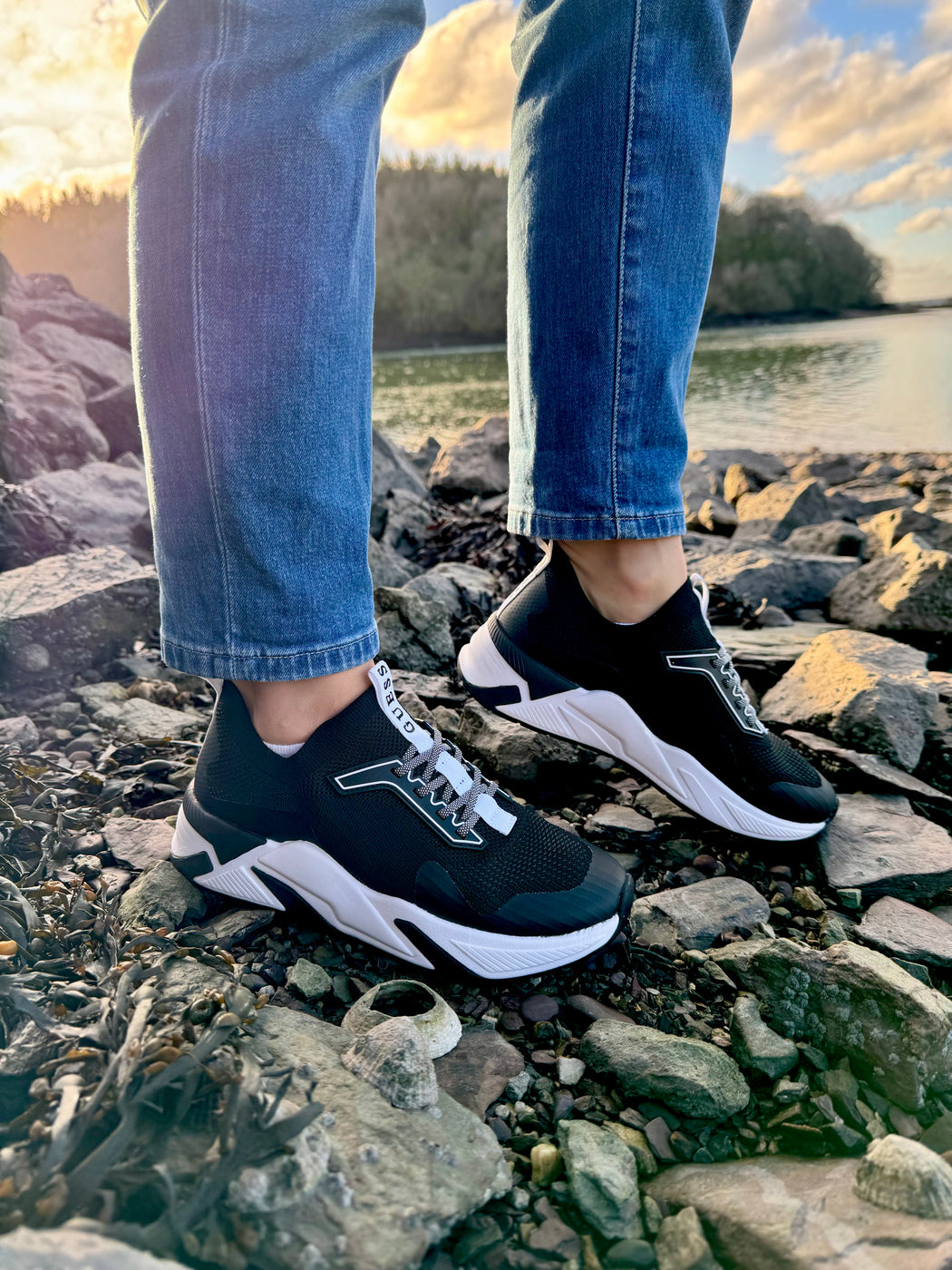 Guess black/white trainer FLPGAXFAB12