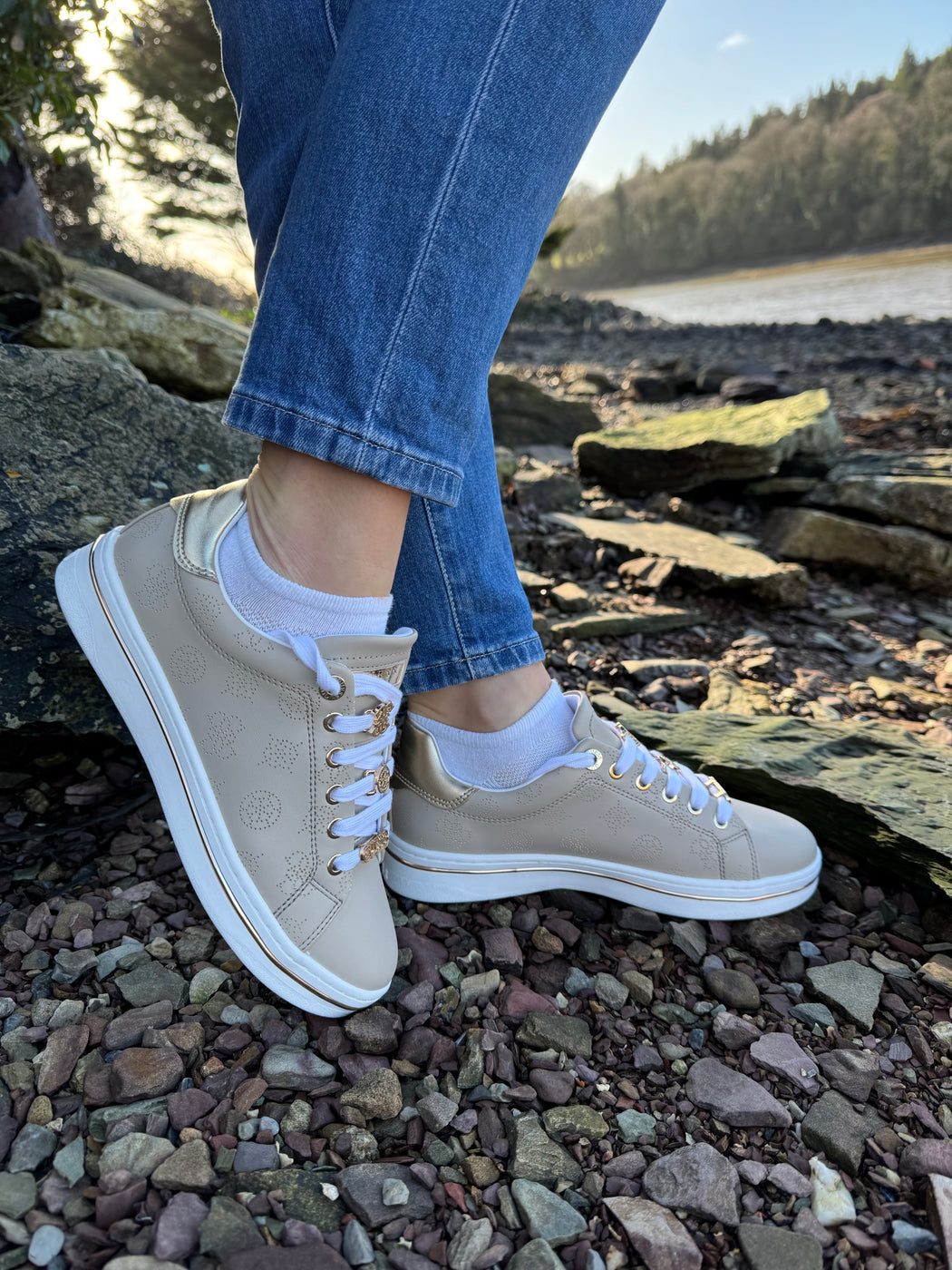 FLPSTAFAL12 Guess Beige/Gold Sneaker.
