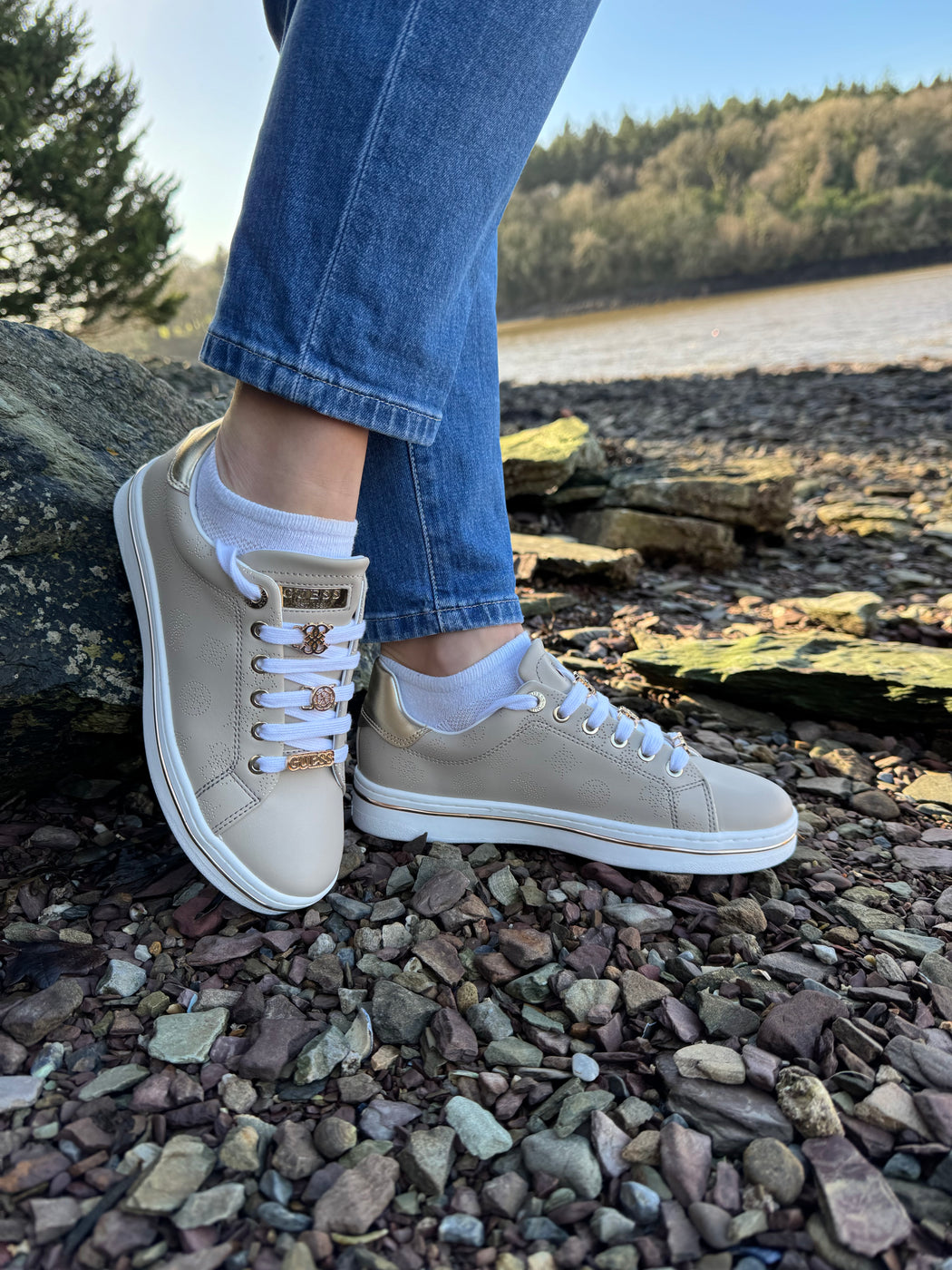 FLPSTAFAL12 Guess Beige/Gold Sneaker.