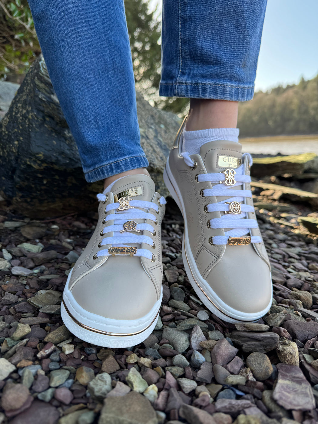 FLPSTAFAL12 Guess Beige/Gold Sneaker.