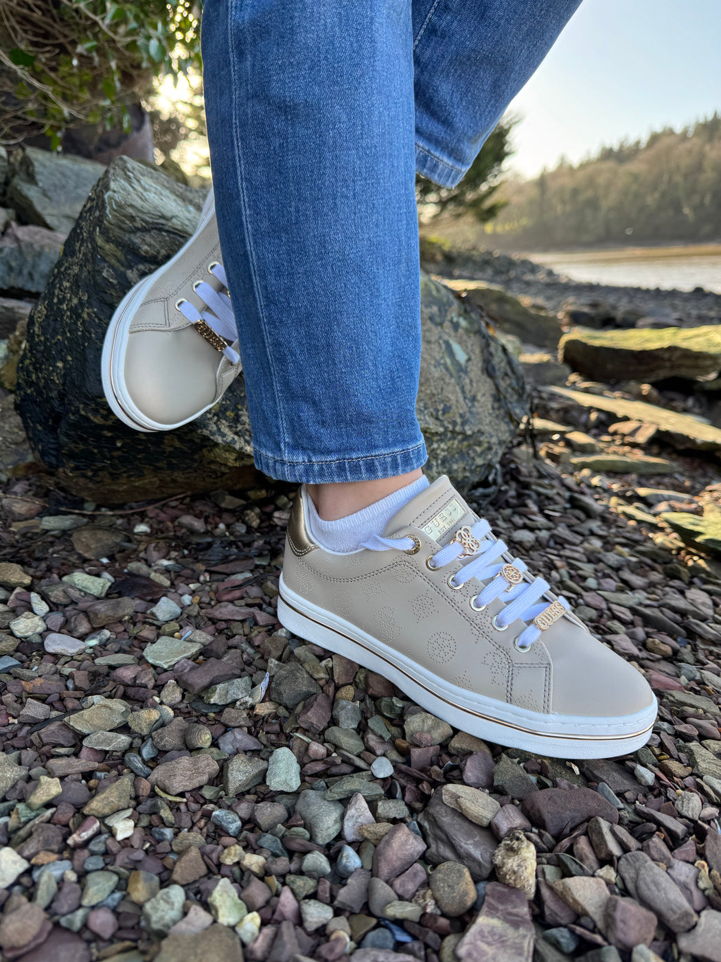 FLPSTAFAL12 Guess Beige/Gold Sneaker.