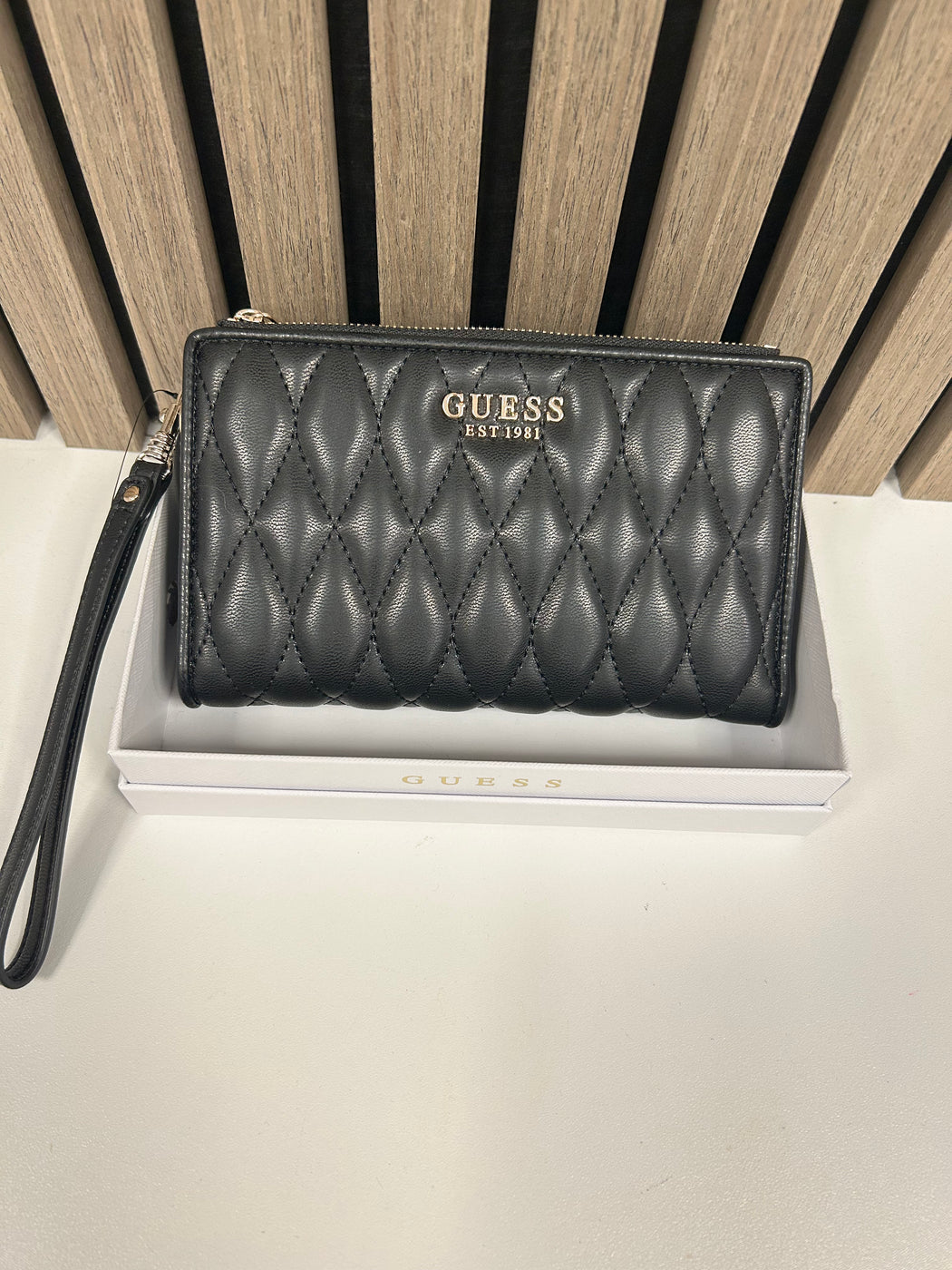 Guess Black VALLA Wallet. QG8122157