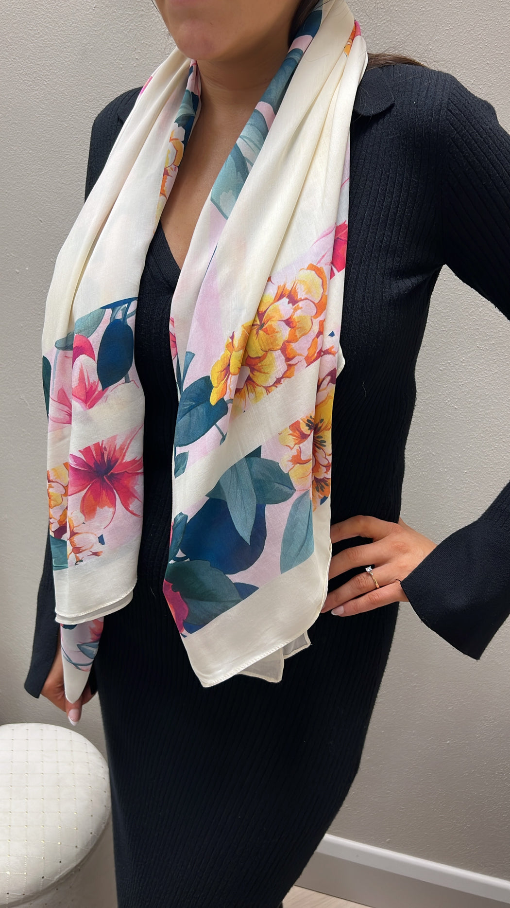 Aw5316sil03 guess cream floral scarf