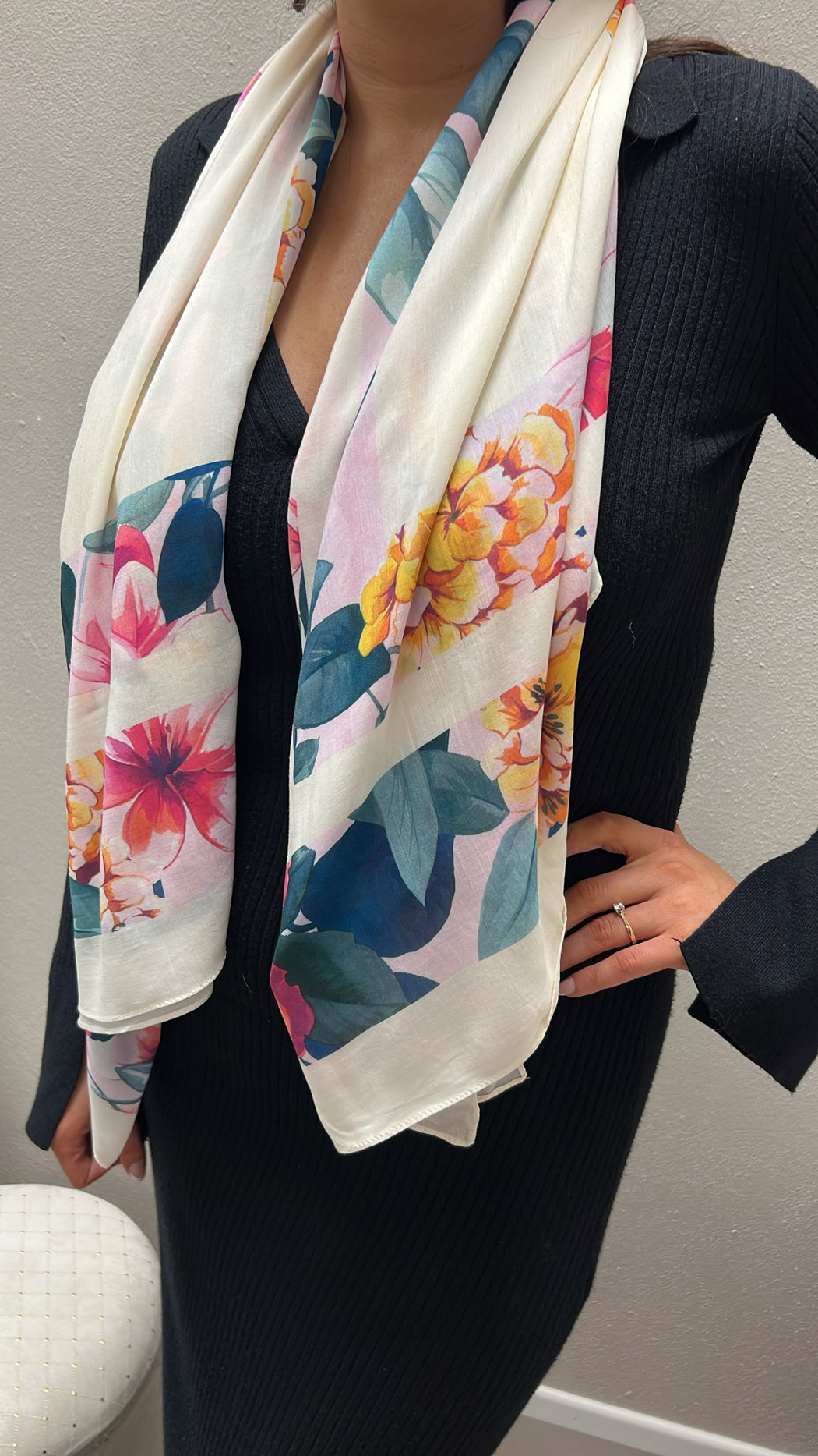 Aw5316sil03 guess cream floral scarf