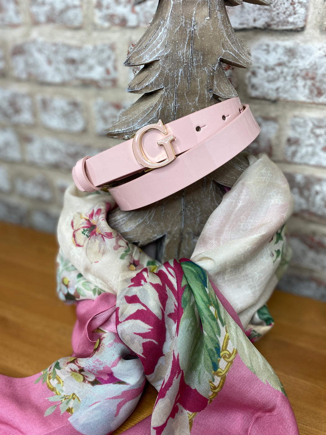 BW7578VIN25 Blush pink guess logo belt