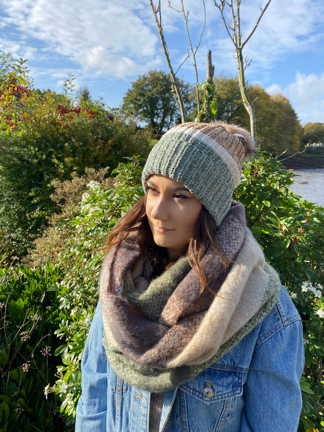 Amy green beige Pom hat