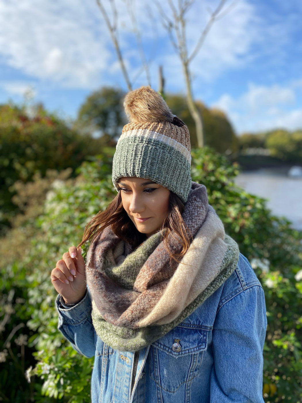 Amy green beige Pom hat
