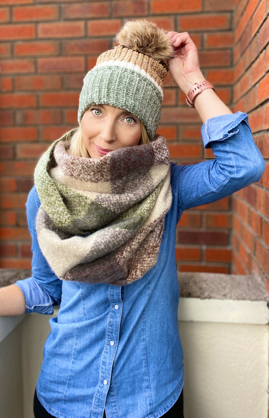 Amy green beige Pom hat